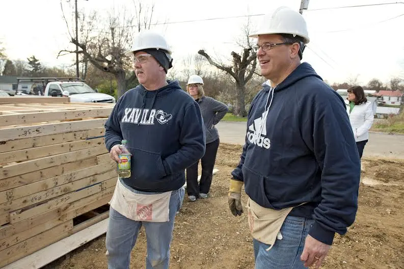 St. Elizabeth president and CEO Garren Colvin (right) was one of more than 770 associates who helped build a Habitat for Humanity coworker in Covington. Photo: David Sorcher