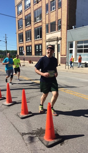 Michael Leland running the Dam to Dam Half Marathon Saturday in Des Moines (Photo by Kim Francis)