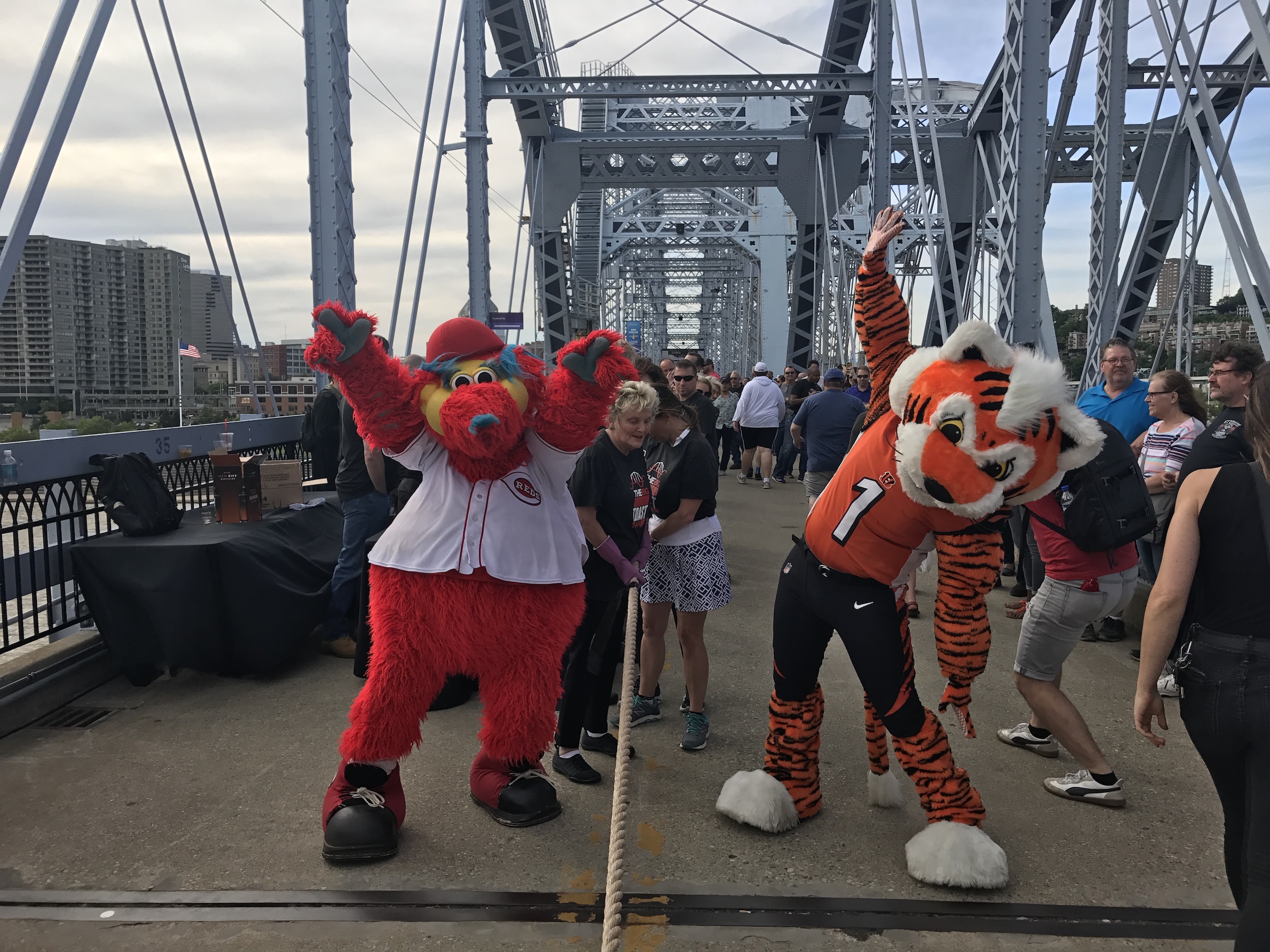 Ohio bests KY in New Riff Distilling National Bourbon Day interstate tug-of-war on the Purple People Bridge