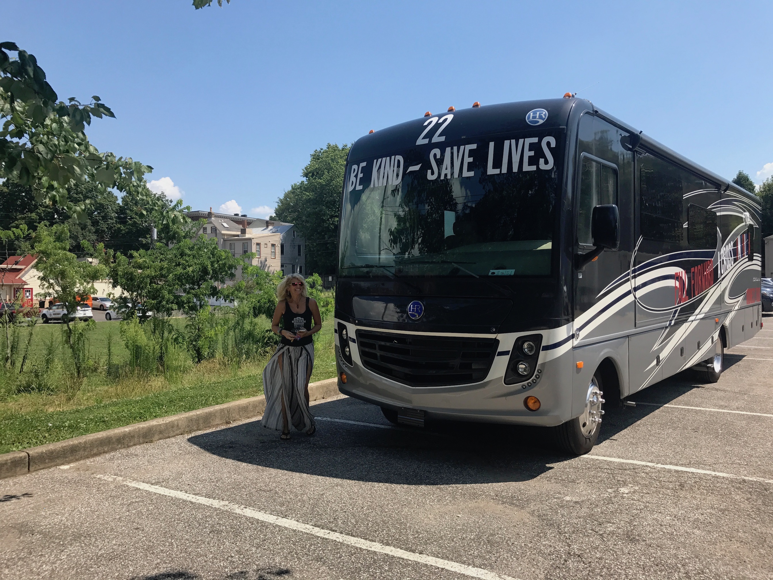 Woman on nationwide mission to perform random acts of kindness stops at ESNKY in Covington