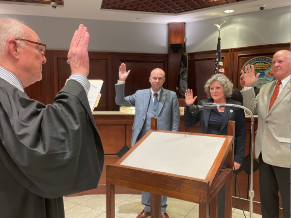 Judge Daniel Zalla swears in new Newport commissioners; Elizabeth Fennell named vice mayor