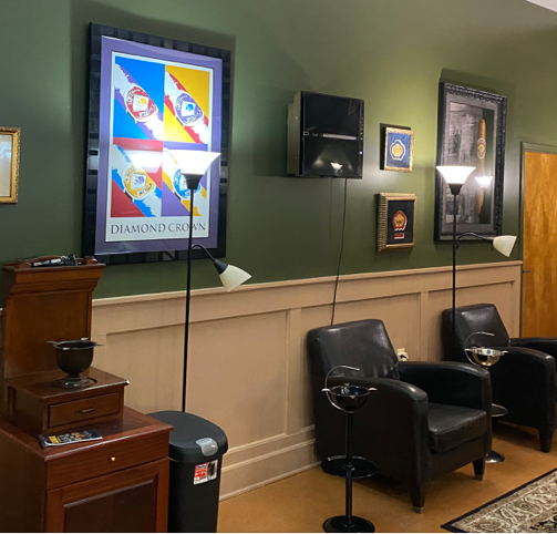 Straus Tobacconist smoking lounge now open again in Florence, after being closed by the pandemic