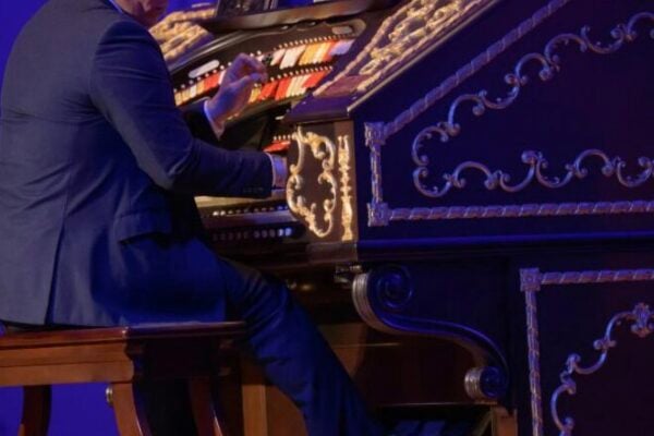 Friends of Music Hall presents Happy Holidays with the Mighty Wurlitzer; tickets available now